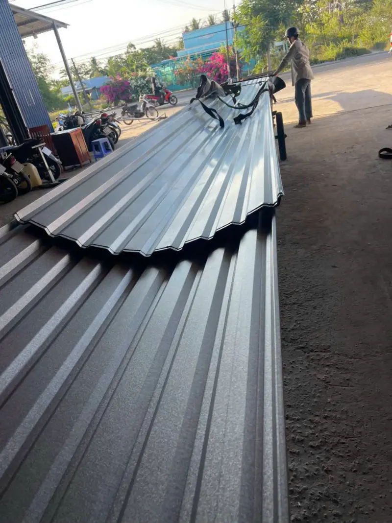 Giá tôn thường được tính theo mét vuông (m²) hoặc mét dài