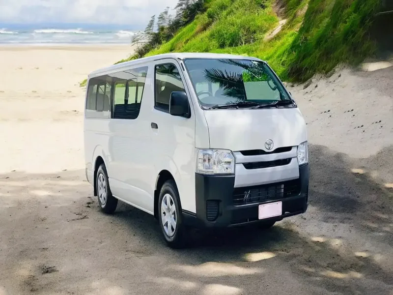 Toyota Hiace 9 chỗ được trang bị động cơ dầu dung tích lớn